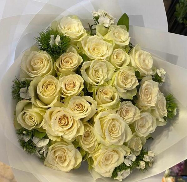 White roses rounded by White Jipsy